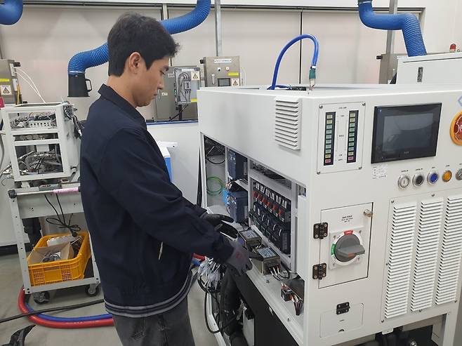 이준식 사원이 칠러 테스트 장비를 셋업하고 있다. 화성=윤현주 기자