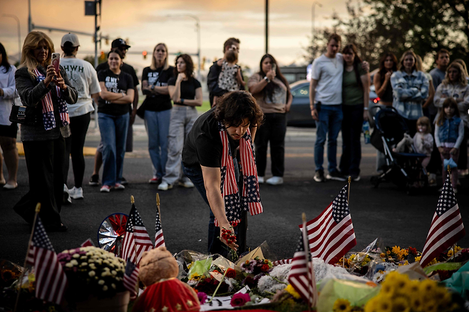 13일(현지시간) 찰리 커크가 연설 도중 숨진 미국 유타주 유타밸리대학교 캠퍼스에서 추모객들이 꽃을 내려놓고 있다. 게티이미지AFP연합뉴스