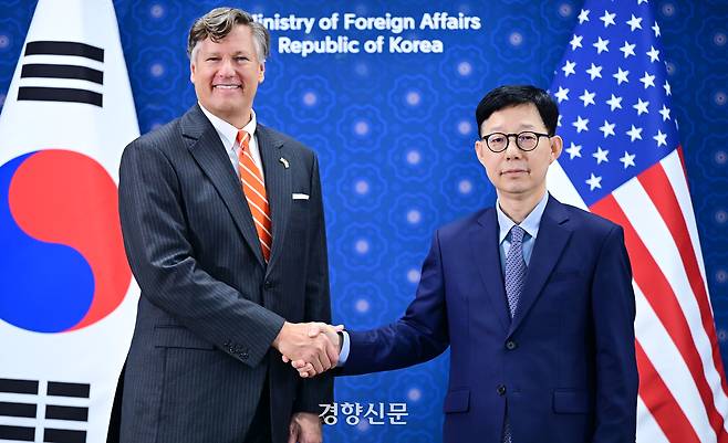 박윤주 외교부 1차관(오른쪽)과 크리스토퍼 랜다우 미 국무부 부장관이 14일 서울 종로구 외교부 청사에서 만나 악수를 하고 있다. 외교부 제공