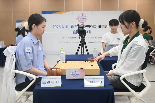 여자 바둑 랭킹 1위 김은지 9단(왼쪽)이 홈에서 선취점을 올렸지만 팀 승리로 이어지지 않았다. 한국기원 제공