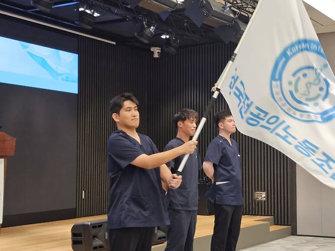 유청준 전국전공의노동조합위원장이 14일 열린 전국전공의노동조합 출범식에서 노조기를 휘두르며 노조 출범을 선언했다. 이찬종 기자