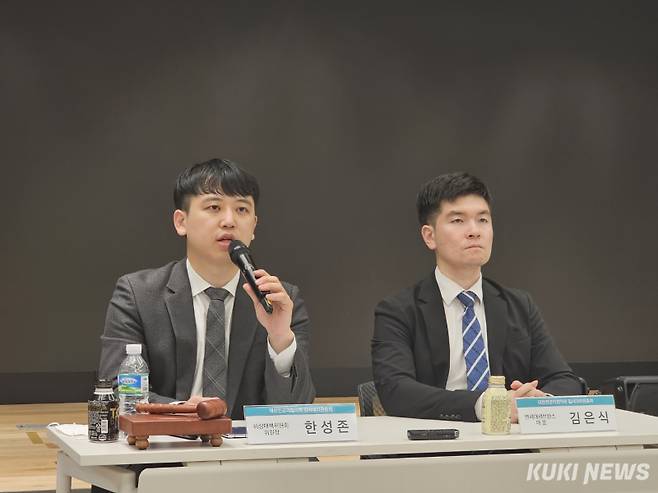 한성존 대한전공의협의회 비상대책위원장이 14일 임시총회에 앞서 모두발언을 하고 있다. 이찬종 기자