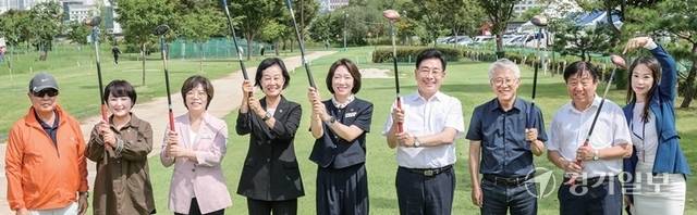 전진선 양평군수 등 내빈이 시타에 앞서 기념촬영을 하고 있다. 조주현·윤원규기자