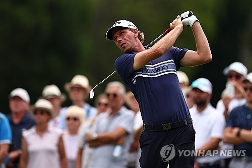 마르셀 짐의 아이언 티샷. 사진[EPA=연합뉴스]