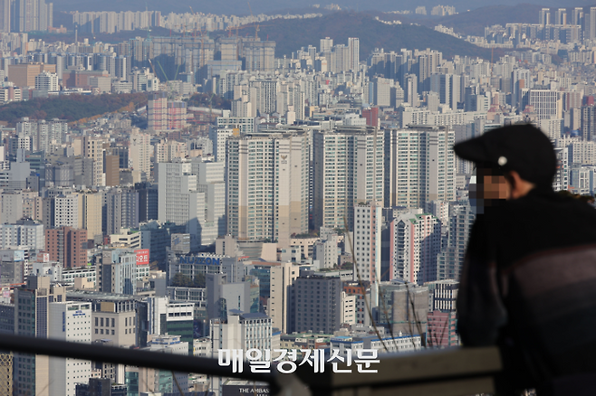 남산에서 바라본 서울에 아파트가 즐비한 모습. [이승환 기자]