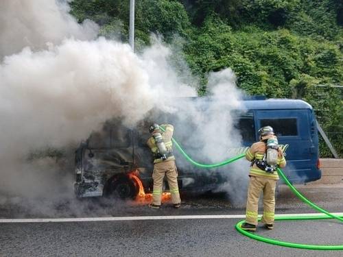 화재가 난 카운티 캠핑카.[사진 = 전북 군산소방서]
