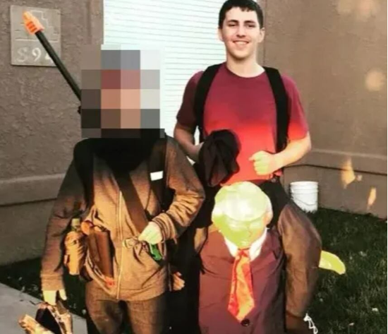 찰리 커크 총격 용의자 타일러 로빈슨이 2017년 트럼프 대통령 목말을 타고 있는 듯한 코스프레를 한 모습. (사진=페이스북 갈무리)