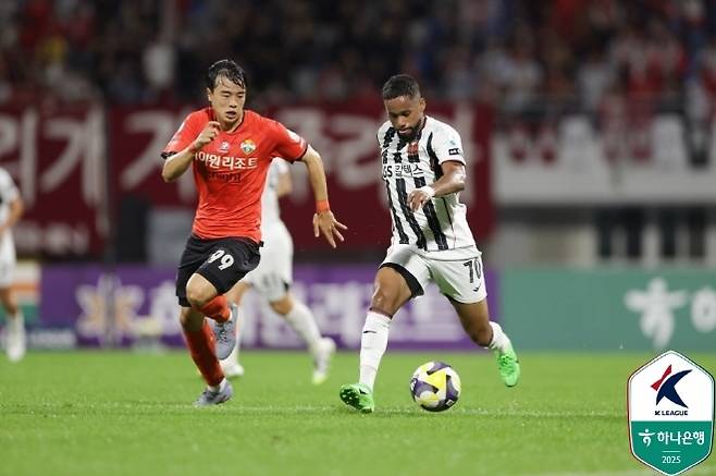 FC 서울 안데르손이 드리블하고 있다. 사진=한국프로축구연맹