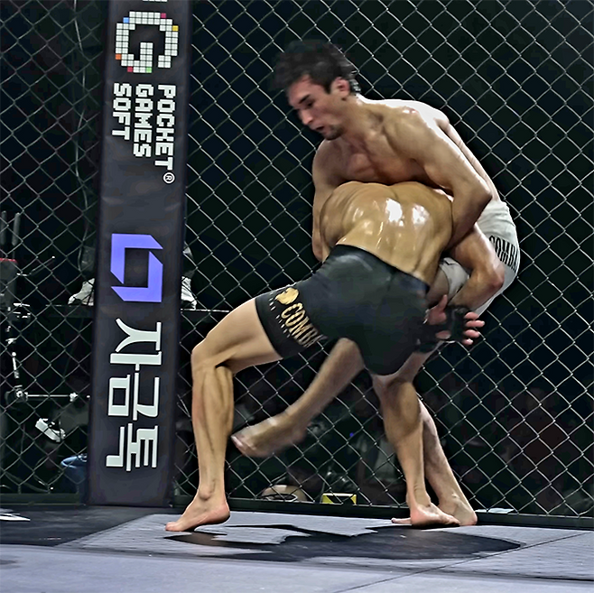 Alatoo Fighters League 챔피언 ‘펜리르’ 다니야르 토이추베크 우울루가 2025년 8월 인천광역시 영종국제도시 인스파이어 아레나 블랙컴뱃 15 밴텀급 5분×3라운드 경기에서 Naiza FC 및 Alash Pride 챔피언 ‘스컬’ 루슬란 사리예프를 넘어뜨리려 하고 있다. 사진=이데아 파라곤