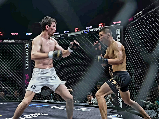 Naiza FC 및 Alash Pride 챔피언 ‘스컬’ 루슬란 사리예프가 2025년 8월 인천광역시 영종국제도시 인스파이어 아레나 블랙컴뱃 15 밴텀급 5분×3라운드 경기에서 Alatoo Fighters League 챔피언 ‘펜리르’ 다니야르 토이추베크 우울루를 상대하고 있다. 사진=이데아 파라곤