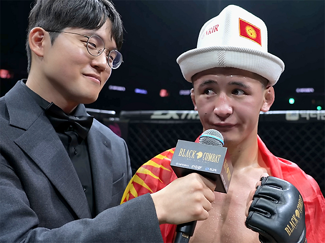 Alatoo Fighters League 플라이급 챔피언 ‘펜리르’ 다니야르 토이추베크 우울루가 2025년 8월 인천광역시 영종국제도시 인스파이어 아레나 블랙컴뱃 15 밴텀급 경기 승리 소감을 말하고 있다. 왼쪽은 김경원 링아나운서 겸 마케팅 실장. 사진=이데아 파라곤