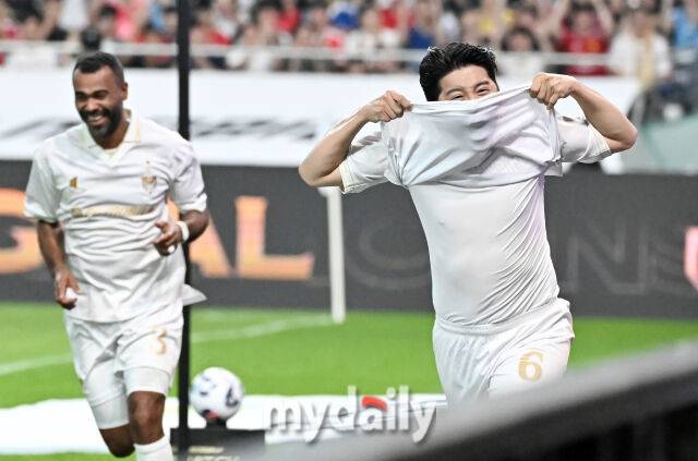 쉴드 유나이티드 박주호가 14일 오후 서울 상암동 서울월드컵경기장에서 진행된 '2025 넥슨 아이콘 매치' 에서 역전골을 터뜨린 뒤 포효하고 있다. ‘2025 아이콘 매치’는 2000년대 세계 축구를 호령했던 호나우지뉴, 가레스 베일, 웨인 루니, 디디에 드로그바, 스티븐 제라드, 티에리 앙리, 박지성, 리오 퍼디낸드 등이 ‘공격수팀’(FC 스피어)과 ‘수비수팀’(실드 유나이티드)으로 맞붙어 ‘창과 방패’의 대결을 펼치는 경기다./서울월드컵경기장=송일섭 기자