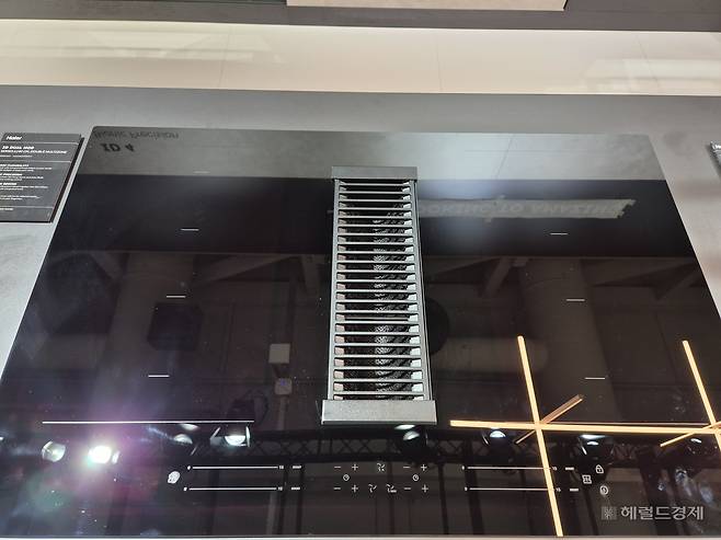 중국 하이얼도 IFA 2025에서 ‘후드 일체형’ 인덕션을 전시했다. 베를린=김현일 기자