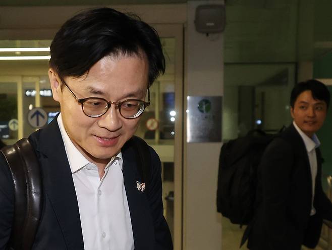 미국 현지에서 한미 관세협상 관련 후속 협의를 한 김정관 산업통상자원부 장관이 14일 오전 영종도 인천국제공항을 통해 귀국하고 있다. [연헙]