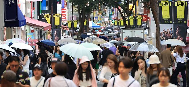 서울 명동이 관광객과 시민 등으로 붐비고 있다. [연합]