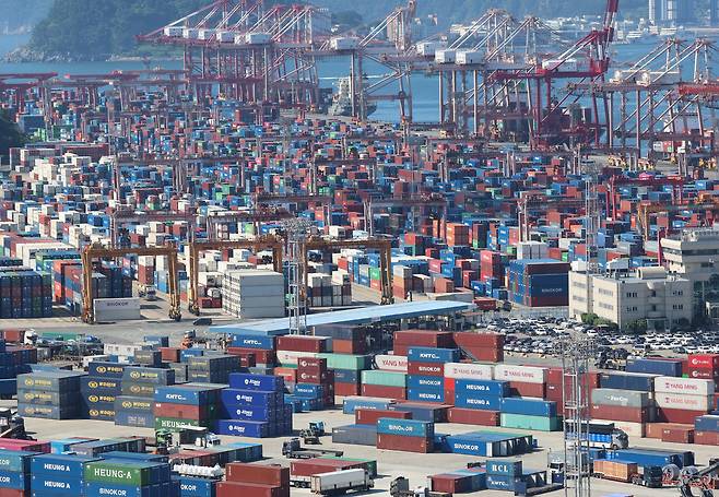 부산항 신선대부두에 컨테이너가 가득 쌓여 있는 모습. [연합]