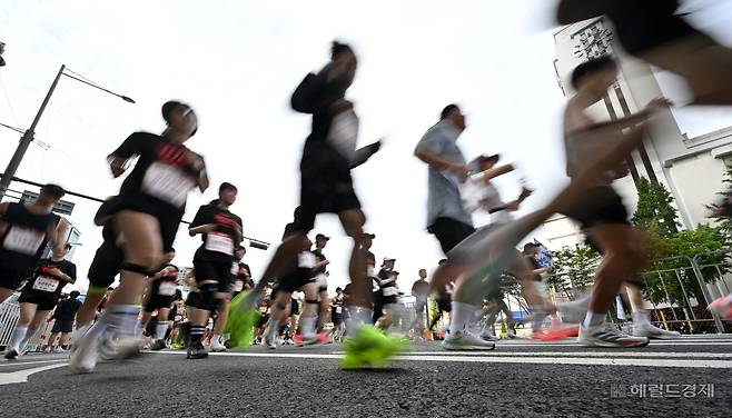 14일 오전 서울 중구 서울광장에서 열린 ‘마블런 2025 서울’에서 참가자들이 힘차게 출발하고 있다. 임세준 기자