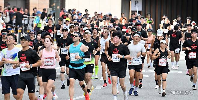 14일 오전 서울 중구 서울광장 인근에서 열린 ‘마블런 2025 서울’에서 참가자들이 힘차게 코스를 달리고 있다. 임세준 기자