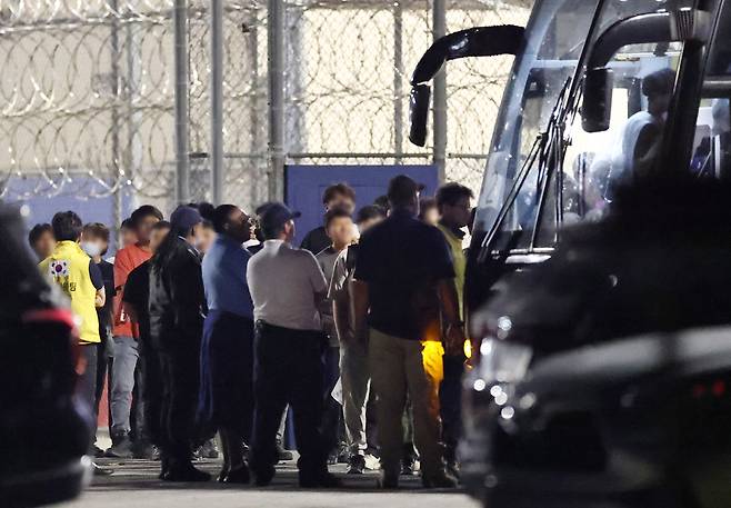 이민단속으로 체포됐던 현대차-LG엔솔 배터리공장 건설 현장 직원들이 애틀랜타 공항으로 향하기 위해 11일(현지시간) 미국 조지아주 포크스턴의 이민세관단속국(ICE) 구금시설을 나서며 버스에 탑승하고 있다.  [연합]