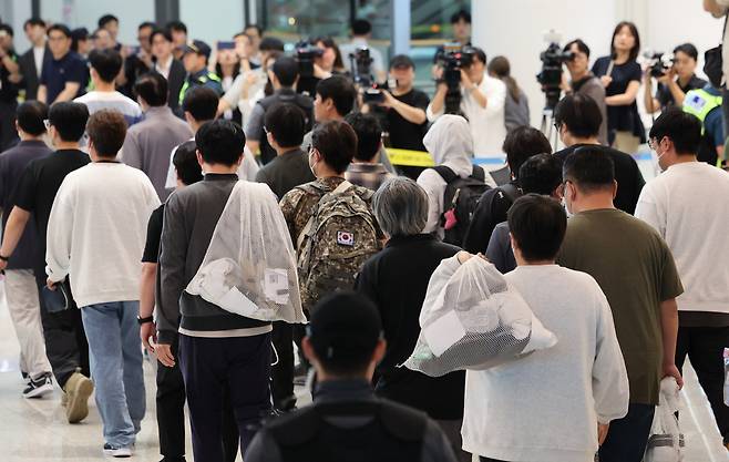 미국 이민당국에 의해 조지아주에 구금됐던 한국인 근로자들이 12일 영종도 인천국제공항 제2여객터미널 입국장을 나서고 있다. [연합]