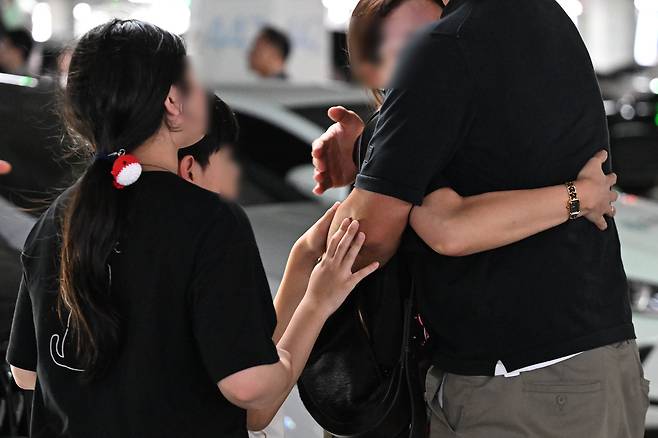 미국 이민당국에 의해 조지아주에 구금됐던 한국인 근로자가 12일 인천국제공항 제2여객터미널을 통해 귀국한 뒤 주차장에서 가족과 만나고 있다. [연합]