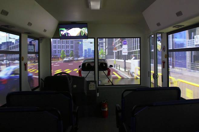 [서울=뉴시스]3D 영상으로 구현한 시내버스 충돌사고 체험시설.