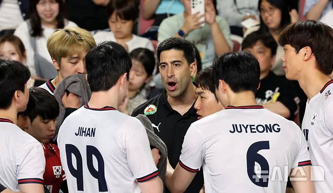 [천안=뉴시스] 강종민 기자 = 6월6일 충남 천안 유관순체육관에서 열린 2025 대한민국과 네덜란드 남자배구 국가대표 평가전에서 이사나예 라미레스 한국 감독이 작전지시를 하고 있다. 2025.06.06. ppkjm@newsis.com