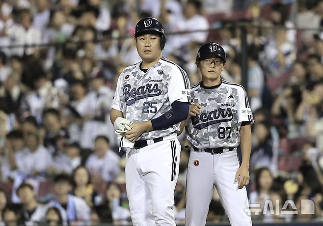 [서울=뉴시스] 정병혁 기자 = 10일 서울 송파구 잠실야구장에서 열린 2025 KBO리그 LG 트윈스 대 두산 베어스의 경기, 3회말 1사 1루 상황 두산 양의지가 안타를 친 뒤 베이스를 밟고 있다. 2025.09.10. jhope@newsis.com