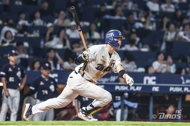 [서울=뉴시스] 프로야구 NC 다이노스의 김주원이 13일 창원NC파크에서 열린 두산 베어스와의 2025 신한 쏠뱅크 KBO리그 경기에서 안타를 치고 있다. (사진=NC 다이노스 제공) 2025.09.13. *재판매 및 DB 금지