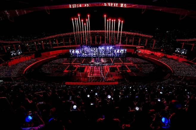 13일 저녁 인천아시아드주경기장에서 열린 세븐틴 단독 콘서트 '뉴_'에서 폭죽이 관객석에도 튀는 사고가 벌어졌다. 세븐틴 공식 트위터