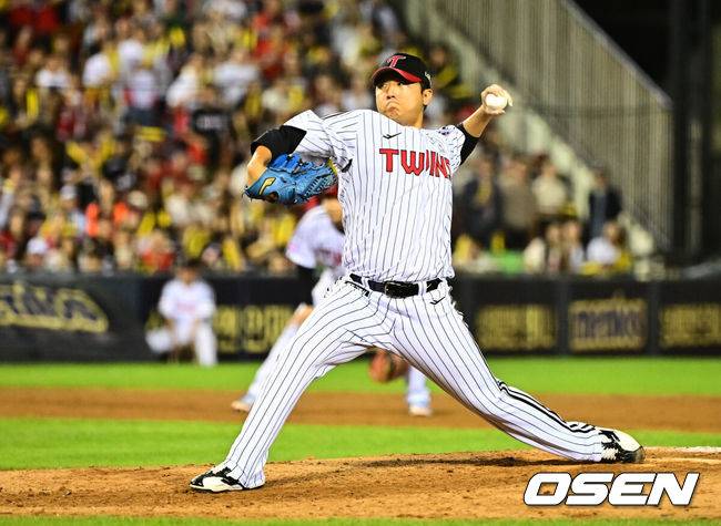 [OSEN=잠실, 지형준 기자] 13일 오후 서울 잠실구장에서 ‘2025 신한 SOL Bank KBO리그’ LG 트윈스와 KIA 타이거즈의 경기가 열렸다.LG는 임찬규, KIA는 이의리가 선발로 나섰다.8회초 1사 1,2루에서 LG 송승기가 마운드에 올라 역투하고 있다. 2025.09.13 /jpnews@osen.co.kr