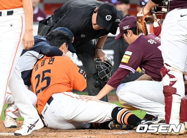 [OSEN=대전, 이대선 기자] 13일 오후 대전 한화생명볼파크에서 2025 신한 SOL Bank KBO리그 한화 이글스와 키움 히어로즈의 경기가 열렸다.한화는 폰세, 키움은 하영민을 선발 투수로 내세웠다.4회말 무사 1,2루에서 키움 하영민이 자신의 투구에 얼굴을 맞은 한화 김태연을 찾아 걱정하고 있다. 2025.09.13 /sunday@osen.co.kr