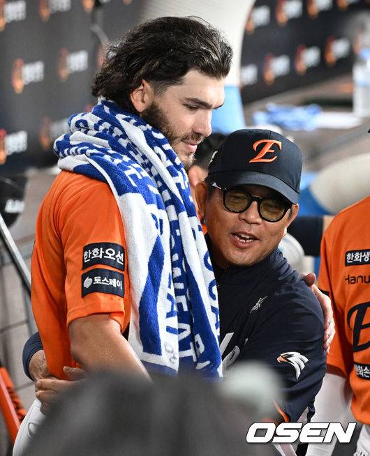 [OSEN=대전, 이대선 기자] 13일 오후 대전 한화생명볼파크에서 2025 신한 SOL Bank KBO리그 한화 이글스와 키움 히어로즈의 경기가 열렸다.한화는 폰세, 키움은 하영민을 선발 투수로 내세웠다.6회초 수비를 마친 한화 폰세가 더그아웃에서 양상문 코치와 이야기를 나누고 있다. 2025.09.13 /sunday@osen.co.kr