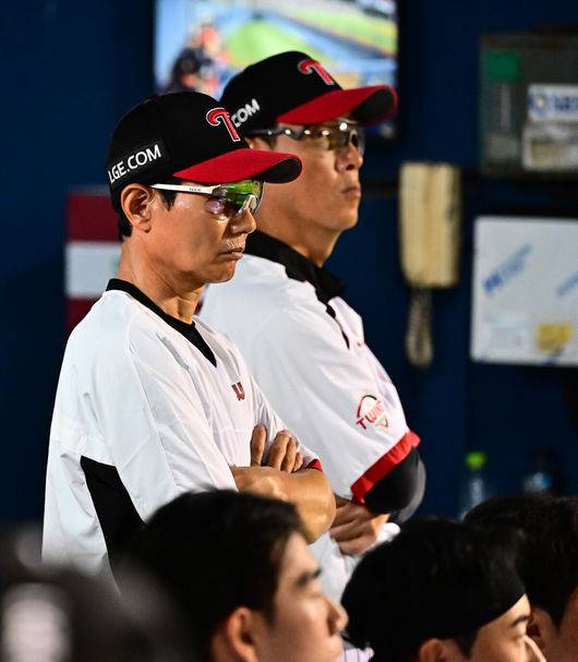 [OSEN=잠실, 지형준 기자] 프로야구&nbsp;KIA 타이거즈가 LG 트윈스에 승리하며 2연승을 이어갔다.&nbsp;KIA는 13일 서울 잠실구장에서 열린 2025 KBO리그&nbsp;LG와 경기에서 6-3으로&nbsp;승리했다.&nbsp;KIA 선발 이의리는 6이닝 3피안타 1피홈런 5볼넷 3탈삼진 2실점으로 시즌 첫 승을 기록했다. 위즈덤이 선제 솔로포, 최형우가 역전 결승 홈런을 터뜨렸다. 박찬호는 4안타 맹타를 기록했다.&nbsp;9회말 LG 염경엽 감독이 경기를 지켜보고 있다. 2025.09.13 /jpnews@osen.co.kr