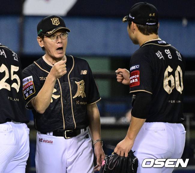 [OSEN=잠실, 조은정 기자]KT가 1위 LG의 80승 선착을 저지하고 4위 자리를 지켰다.&nbsp;프로야구 KT 위즈는 11일 서울 잠실구장에서 열린 2025 신한 SOL뱅크 KBO리그 LG 트윈스와의 시즌 13차전에서 6-4 역전승을 거뒀다.&nbsp;KT 이강철 감독이 박영현과 승리를 기뻐하고 있다. 2025.09.11 /cej@osen.co.kr