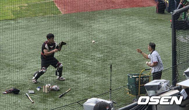 [OSEN=잠실, 한용섭 기자] LG 트윈스 포수 김준태가 14일 잠실구장에서 박경완 배터리 코치와 훈련을 하고 있다.  /orange@osen.co.kr