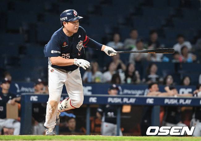 [OSEN=창원, 이석우 기자] 5일 창원NC파크에서 2025 신한 SOL 뱅크 KBO 리그 NC 다이노스와 두산 베어스의 경기가 열렸다. 홈팀 NC는 로건이, 방문팀 두산은 잭로그가 선발 출전했다. 두산 베어스 양의지가 연장 10회초 1사 1,3루 2루수 오른쪽 1타점 내야 안타를 치고 있다. 2025.09.05 / foto0307@osen.co.kr