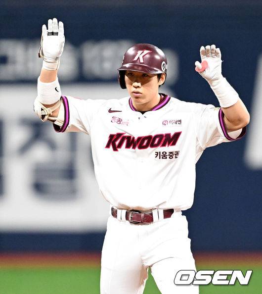 [OSEN=잠실, 이대선 기자] 9일 오후 서울 고척스카이돔에서 2025 신한 SOL Bank KBO리그 키움 히어로즈와 LG 트윈스의 경기가 열렸다.키움은 알칸타라, LG는 톨허스트를 선발 투수로 내세웠다.3회말 1사에서 키움 이주형이 우전 2루타를 치고 환호하고 있다. 2025.09.09 /sunday@osen.co.kr