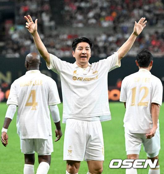 [OSEN=서울월드컵경기장, 이대선 기자] 14일 오후 서울월드컵경기장에서 '2025&nbsp;아이콘매치:&nbsp;창의 귀환,&nbsp;반격의 시작’ 경기가 열렸다.2025 아이콘매치는 넥슨 축구 게임 ‘FC 온라인’과 ‘FC 모바일’의 전설적 은퇴 선수들이 한국 경기장에서 펼치는 특별 경기다. 올해는 베일, 제라드, 카시야스가 새롭게 합류하고 아르센 벵거와 라파엘 베니테스 감독이 지략 대결을 펼친다.후반 실드 박주호가 역전골을 성공시키고 환호하고 있다. 2025.09.14 /sunday@osen.co.kr