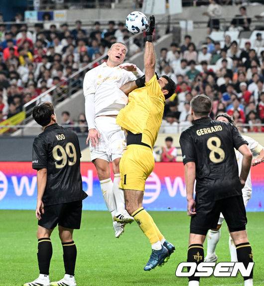 [OSEN=서울월드컵경기장, 이대선 기자] 14일 오후 서울월드컵경기장에서 '2025&nbsp;아이콘매치:&nbsp;창의 귀환,&nbsp;반격의 시작’ 경기가 열렸다.2025 아이콘매치는 넥슨 축구 게임 ‘FC 온라인’과 ‘FC 모바일’의 전설적 은퇴 선수들이 한국 경기장에서 펼치는 특별 경기다. 올해는 베일, 제라드, 카시야스가 새롭게 합류하고 아르센 벵거와 라파엘 베니테스 감독이 지략 대결을 펼친다.후반 스피어 부폰이 공격을 막고 있다. 2025.09.14 /sunday@osen.co.kr