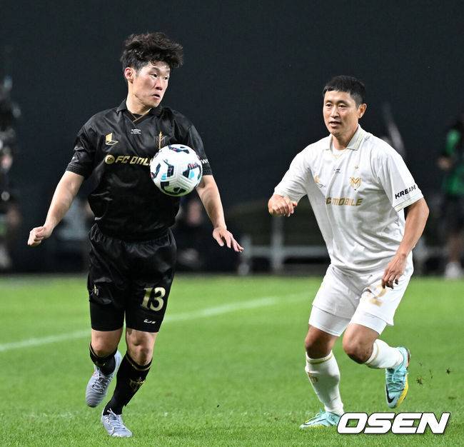 [OSEN=서울월드컵경기장, 이대선 기자] 14일 오후 서울월드컵경기장에서 '2025&nbsp;아이콘매치:&nbsp;창의 귀환,&nbsp;반격의 시작’ 경기가 열렸다.2025 아이콘매치는 넥슨 축구 게임 ‘FC 온라인’과 ‘FC 모바일’의 전설적 은퇴 선수들이 한국 경기장에서 펼치는 특별 경기다. 올해는 베일, 제라드, 카시야스가 새롭게 합류하고 아르센 벵거와 라파엘 베니테스 감독이 지략 대결을 펼친다.후반 스피어 박지성과 실드 이영표가 볼다툼을 하고 있다. 2025.09.14 /sunday@osen.co.kr