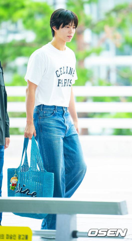 [OSEN=인천공항, 민경훈 기자] 배우 박보검이 12일 인천국제공항을 통해 말레이시아 쿠알라룸푸르로 출국했다.박보검은 단독 팬미팅 'PARK BO GUM 2025 FAN MEETING TOUR [BE WITH YOU]' 9월 13일 쿠알라룸푸르, 9월 17일 몬테레이, 9월 19일 멕시코시티, 9월 21일 상파울루, 9월 24일 산티아고를 방문해 투어를 이어간다.박보검이 출국장으로 향하고 있다. 2025.09.12 / rumi@osen.co.kr