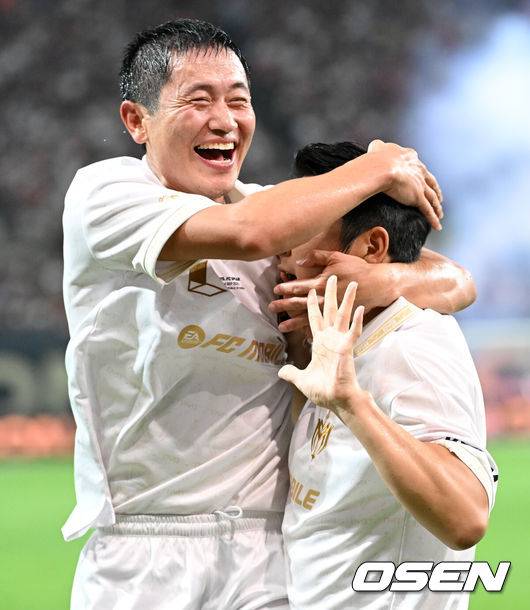 [OSEN=서울월드컵경기장, 이대선 기자] 14일 오후 서울월드컵경기장에서 '2025&nbsp;아이콘매치:&nbsp;창의 귀환,&nbsp;반격의 시작’ 경기가 열렸다.2025 아이콘매치는 넥슨 축구 게임 ‘FC 온라인’과 ‘FC 모바일’의 전설적 은퇴 선수들이 한국 경기장에서 펼치는 특별 경기다. 올해는 베일, 제라드, 카시야스가 새롭게 합류하고 아르센 벵거와 라파엘 베니테스 감독이 지략 대결을 펼친다.후반 실드 박주호가 역전골을 성공시키고 이영표와 환호하고 있다. 2025.09.14 /sunday@osen.co.kr