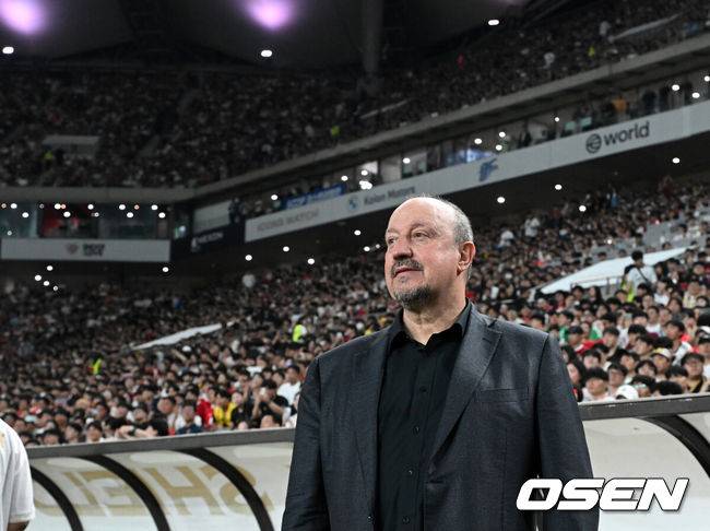 [OSEN=서울월드컵경기장, 이대선 기자] 이번에도 방패가 창을 부러뜨렸다.&nbsp;2025년에도 아이콘 매치의 승자는&nbsp;실드 유나이티드(수비수팀)가 됐다.실드 유나이티드는&nbsp;14일 오후 7시 30분&nbsp;서울월드컵기장에서 열린&nbsp;'2025&nbsp;아이콘 매치: 창의 귀환, 반격의 시작'에서 맞붙고 있다.'FC 스피어(공격수팀)'에 2-1 역전승을 거뒀다. 지난해&nbsp;4-1&nbsp;승리에 이어 이번에도 승자가 됐다.경기에 앞서 실드 베니테스 감독이 그라운드를 바라보고 있다. 2025.09.14 /sunday@osen.co.kr