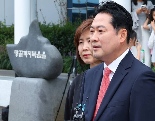 ▲ 국민의힘 장동혁 대표가 14일 오전 부산 강서구 세계로교회 예배에 참석 하기 전 취재진 질문에 답하고 있다. 국민의힘 지도부는 이날 부산 첫 방문 일정으로 최근 구속된 손현보 목사가 담임 목사로 있는 세계로교회 예배에 참석했다. 손 목사는 개신교계 단체인 '세이브코리아'를 이끌며 윤석열 전 대통령의 탄핵 반대 집회를 주도하기도 했다. ⓒ연합뉴스