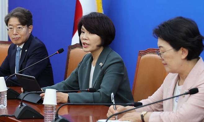 더불어민주당 한정애 정책위의장이 14일 서울 여의도 국회에서 현안 관련 기자간담회를 갖고 있다. 허정호 선임기자