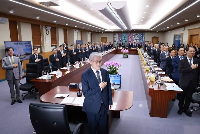 전국법원장회의 임시회의 - 천대엽 법원행정처장과 각급 법원장들이 지난 12일 서울 서초구 대법원에서 열린 전국법원장회의 임시회의에서 국기에 경례하고 있다.  연합뉴스