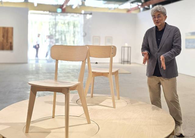 안규철 작가가 자신의 작품 ‘두 개의 의자(2024)’에 대해 설명하고 있다. /김경미기자