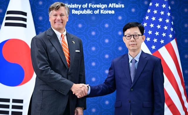 박윤주(오른쪽) 외교부 1차관과 크리스토퍼 랜도 미국 국무부 부장관이 14일 서울 외교부 청사에서 열린 한미 외교차관 회담에서 악수하고 있다. 사진=외교부