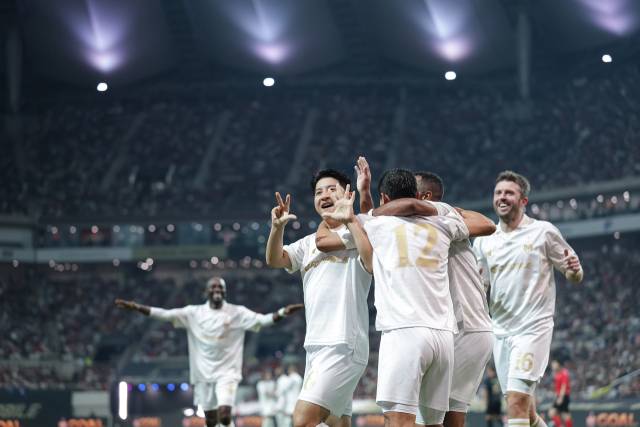 14일 서울월드컵경기장에서 열린 2025 넥슨 아이콘 매치에서 쉴드 유나이티드 박주호가 역전 결승골을 넣은 뒤 동료들과 기쁨을 나누고 있다. 사진제공=넥슨